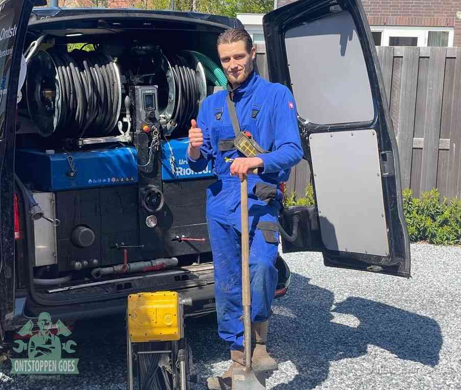 Een tevreden monteur met opgestoken duim naast de bestelbus, slim ingrijpen bespaart kosten bij een verstopte afvoer in Goes