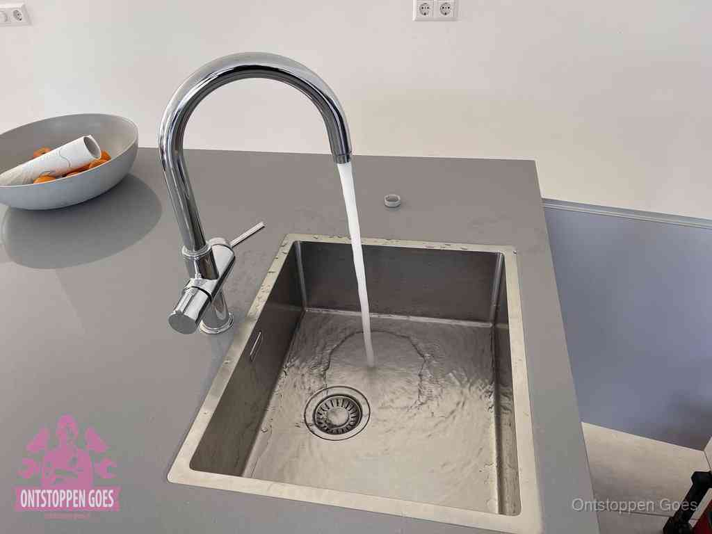 Een vrij doorstromende rvs spoelbak waar het water moeiteloos wegloopt, het resultaat van slim onderhoud dat geld bespaart in Goes