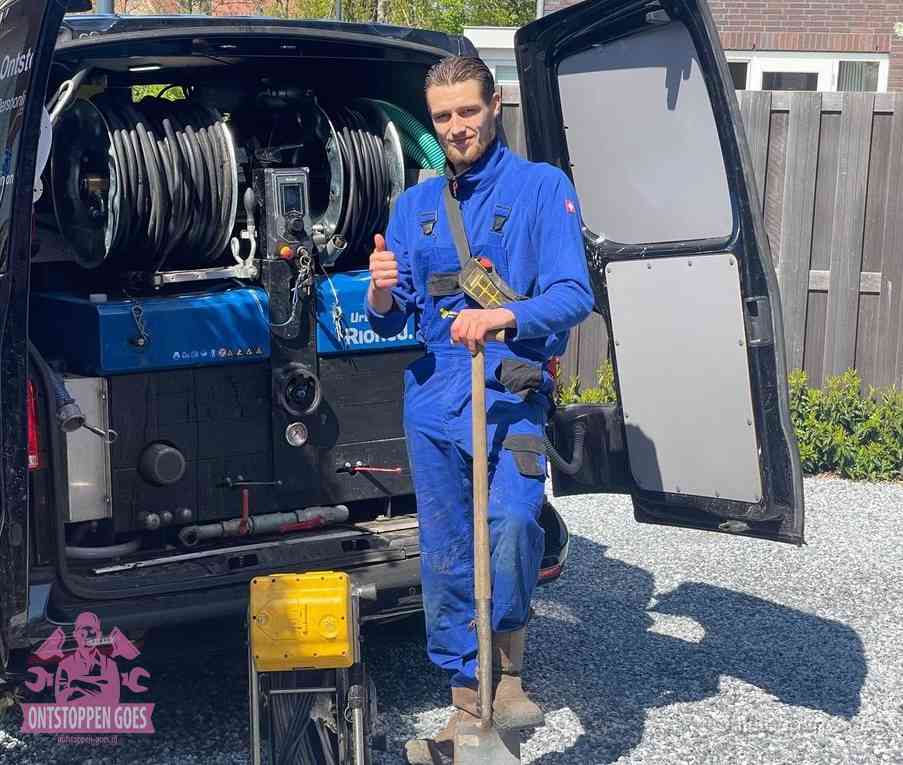 Een tevreden monteur met opgestoken duim na een geslaagde klus, slim ingrijpen bespaart kosten bij een verstopte wc in Goes