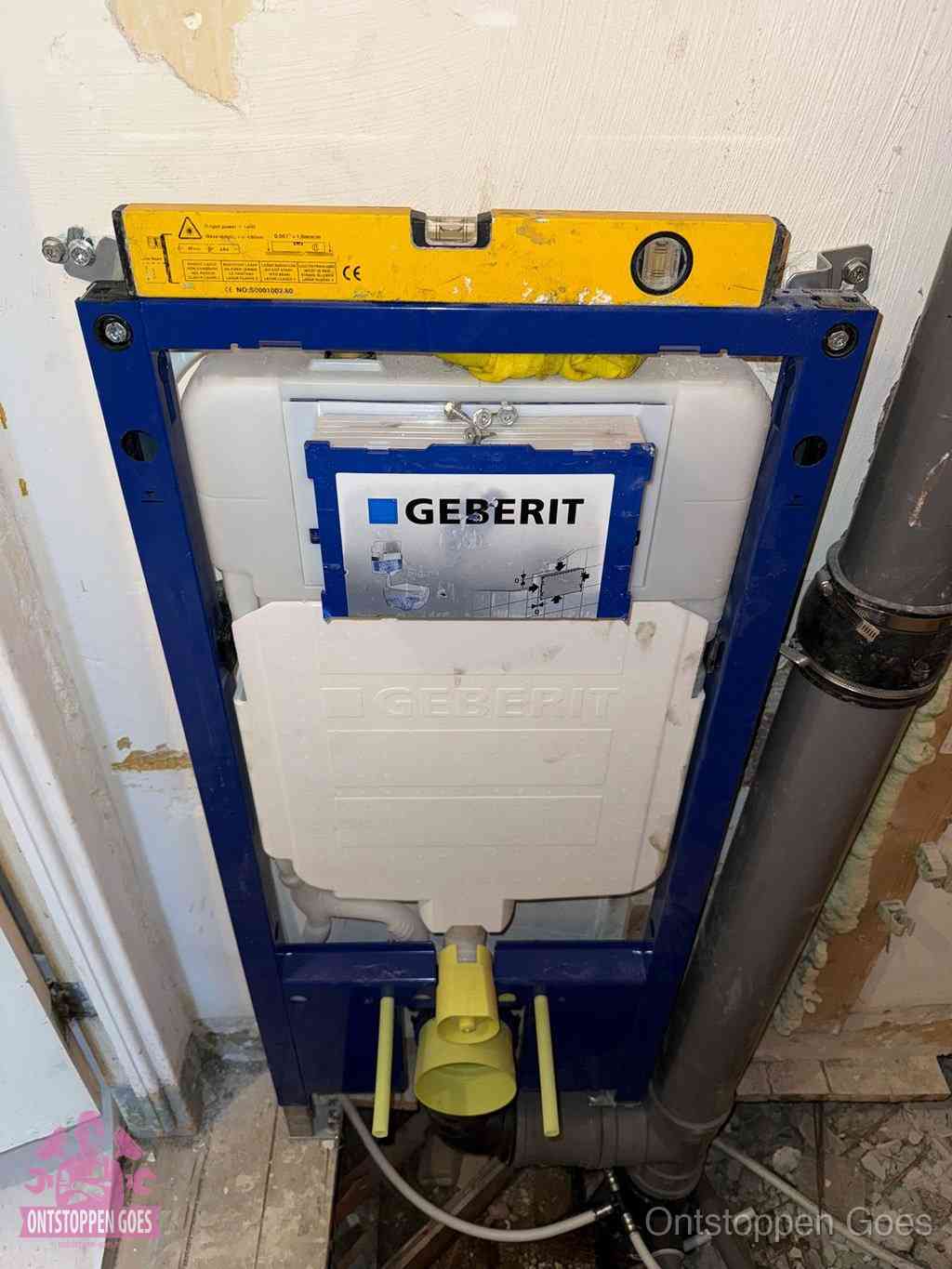 Een Geberit inbouwreservoir met frame voor een hangtoilet tegen de wand, met de afvoerbocht naar de vloer, kenmerkend voor een verstopt hangtoilet in Goes