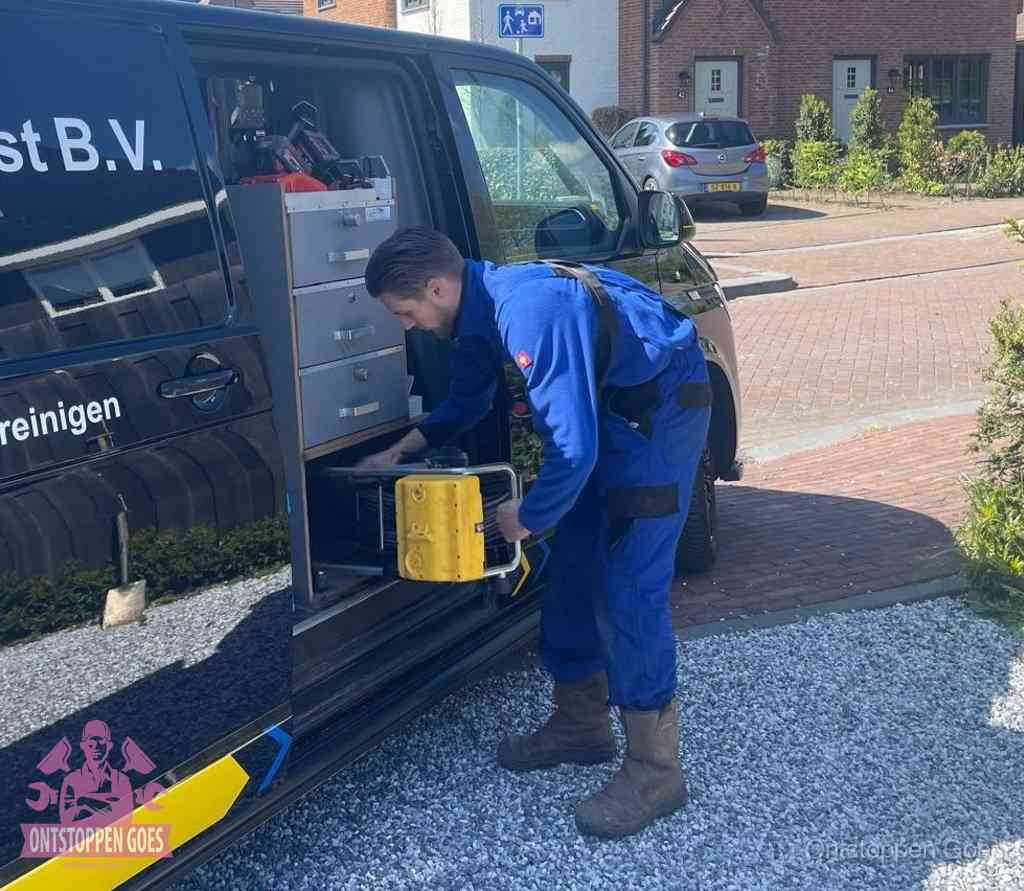 Een monteur pakt apparatuur uit de bedrijfsbus voor service aan huis, het moment om een professional in te schakelen in Goes