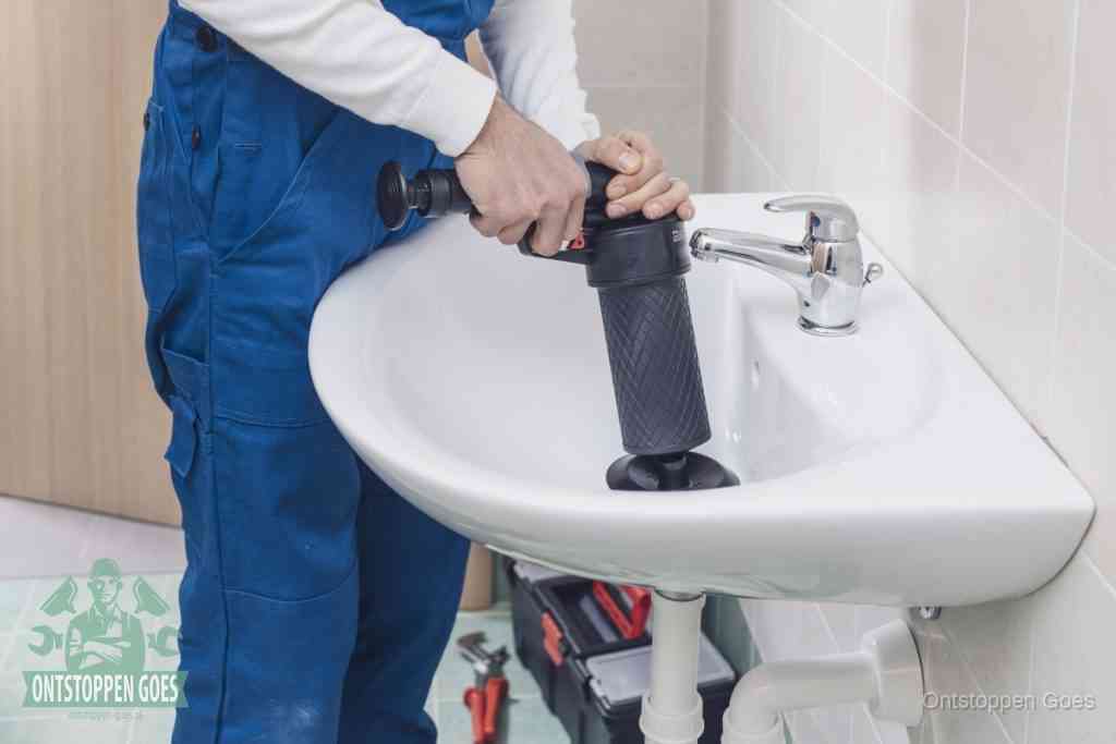 Een te ruwe doe-het-zelf poging met een hand-pomp op de afvoer van een badkamer-wastafel, een van de veelgemaakte fouten bij afvoer ontstoppen in Goes