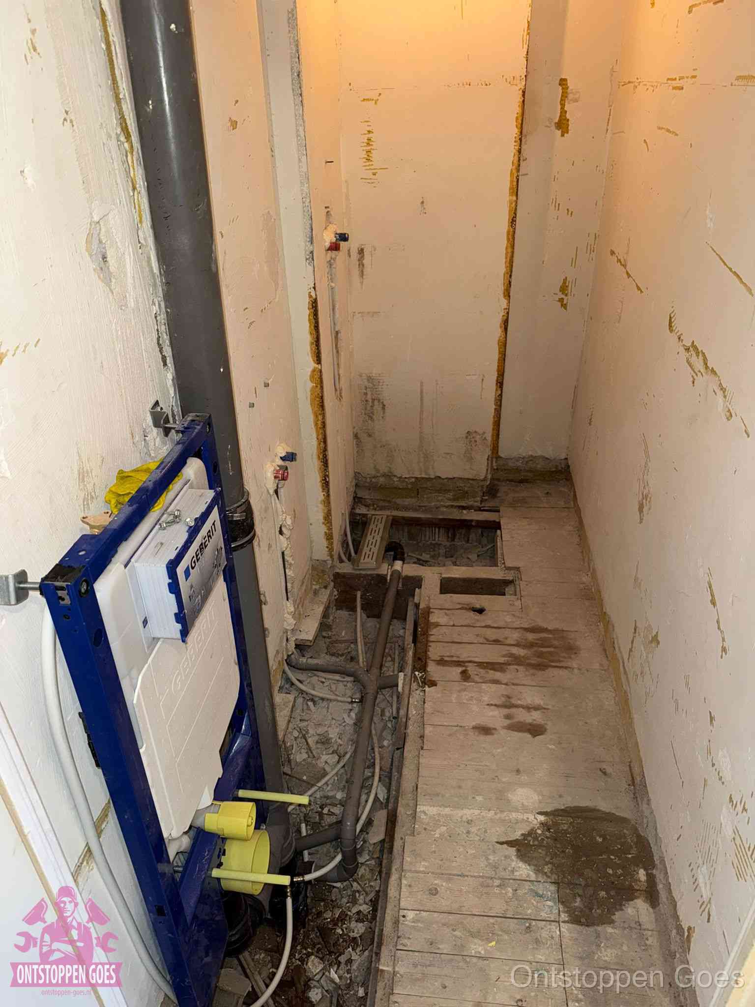 Een opgebroken toiletruimte tijdens renovatie met een Geberit inbouwreservoir en blootliggende oude afvoerleidingen, typisch voor oudere woningen in Goes